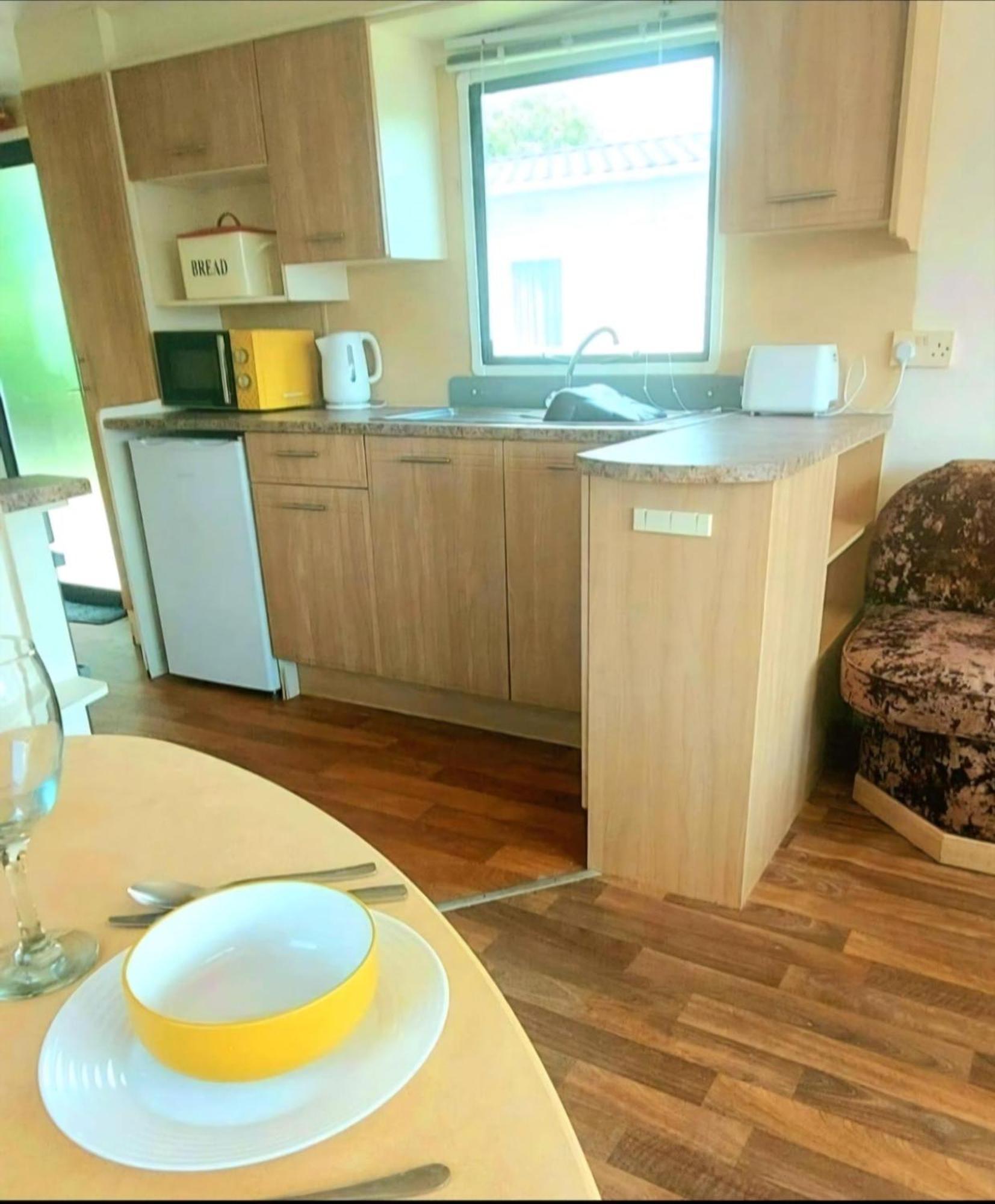 Homely 6 Berth Caravan At Steeple Bay In Essex Ref 36017D Southminster Екстериор снимка